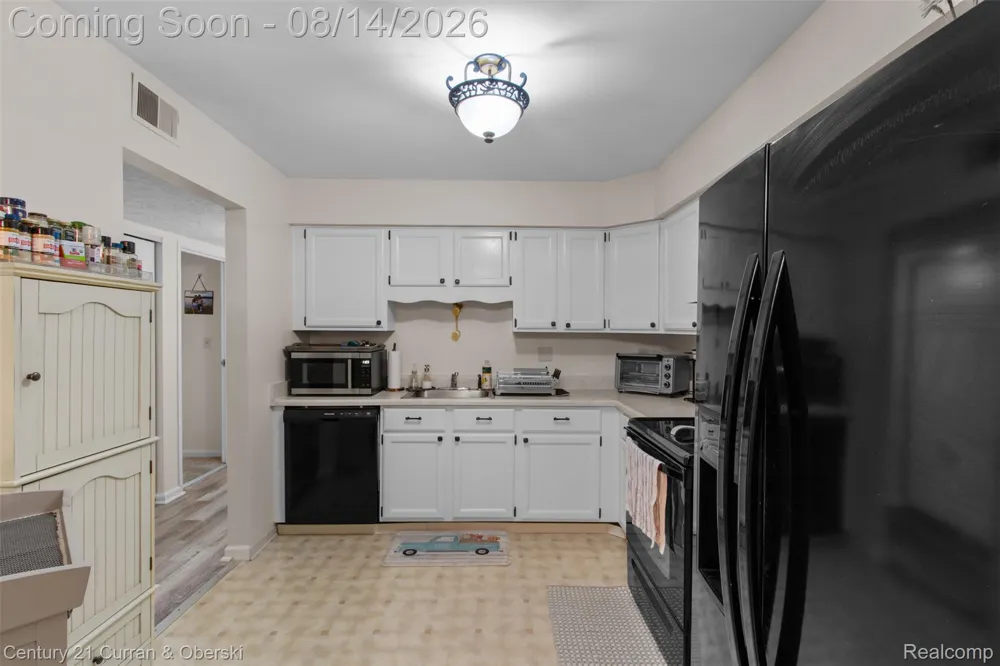 19313 Surrey Ln Northville Township, MI 48167