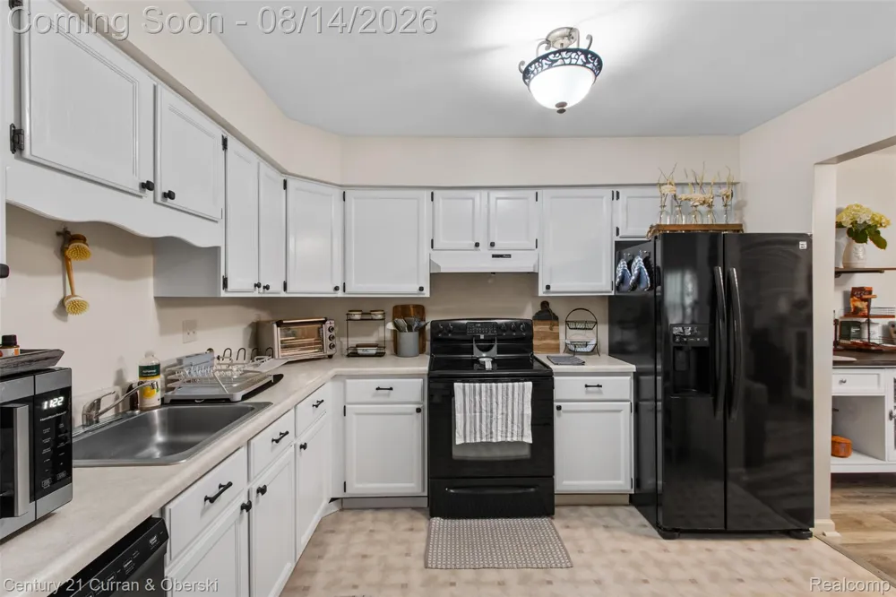 19313 Surrey Ln Northville Township, MI 48167