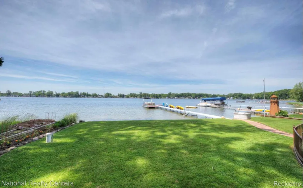 560 Black Oaks Trail Howell City, MI 48843