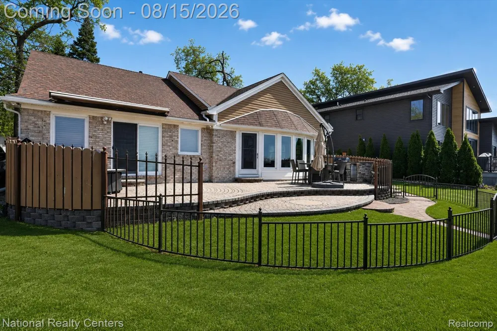 560 Black Oaks Trail Howell City, MI 48843