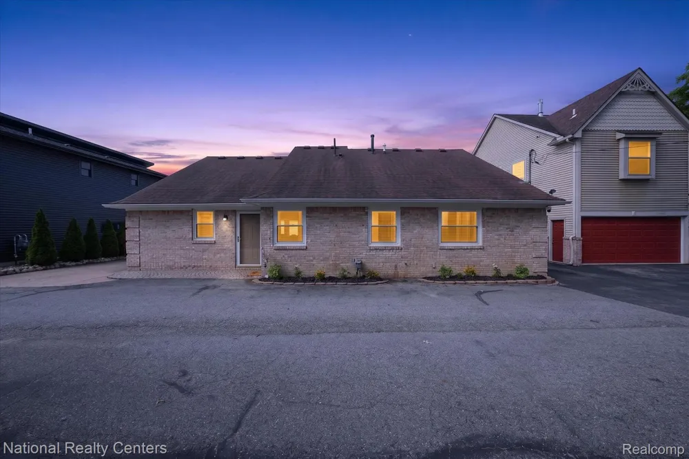 560 Black Oaks Trail Howell City, MI 48843