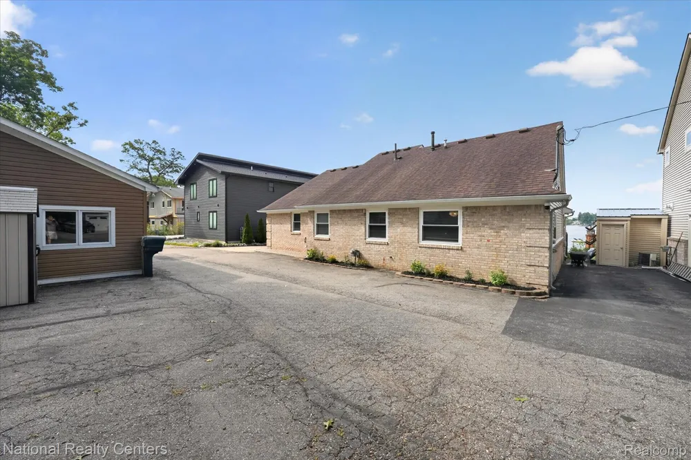 560 Black Oaks Trail Howell City, MI 48843