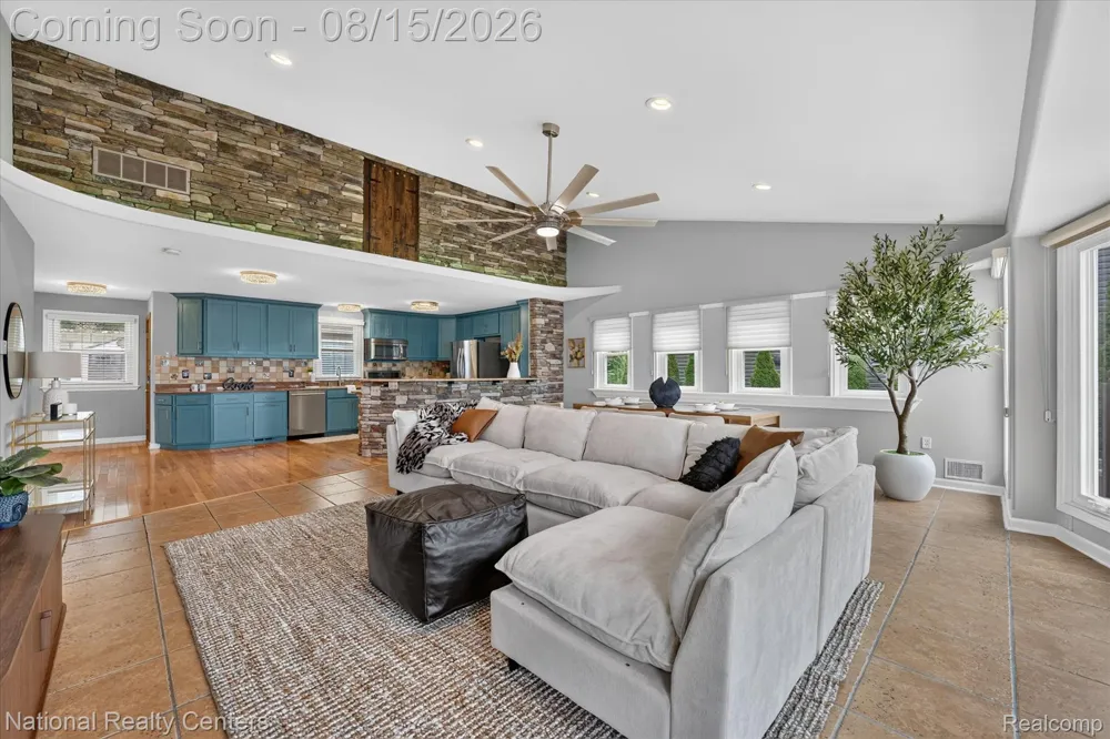 560 Black Oaks Trail Howell City, MI 48843