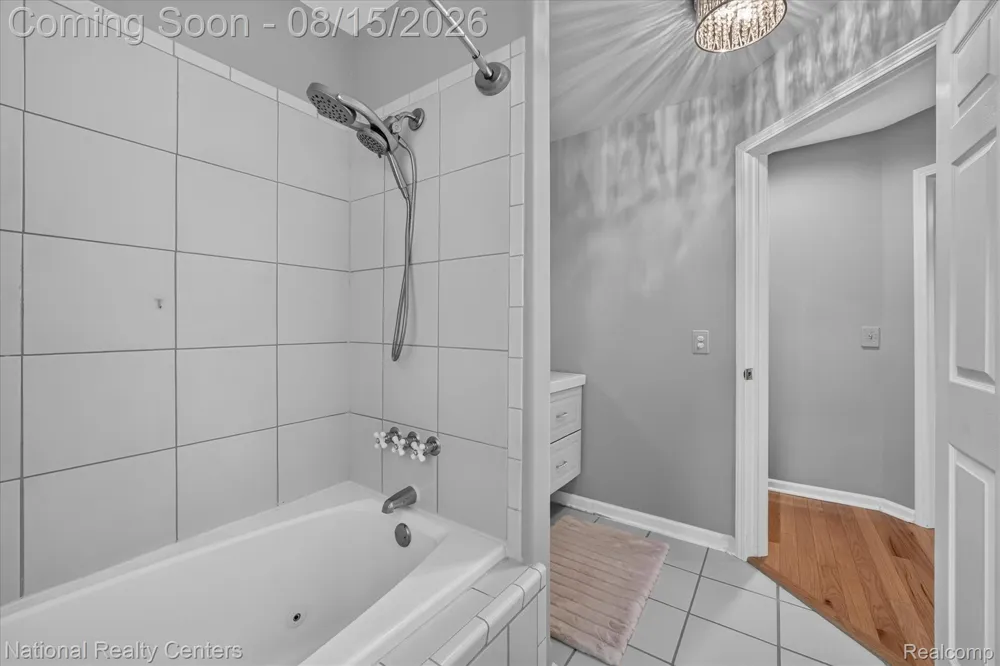 560 Black Oaks Trail Howell City, MI 48843