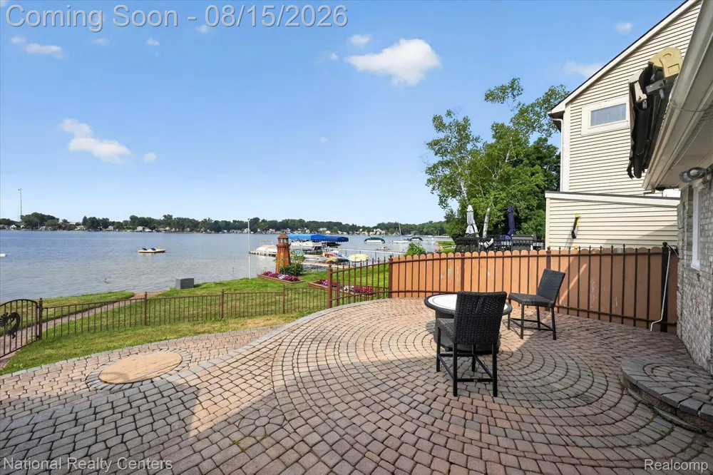 560 Black Oaks Trail Howell City, MI 48843