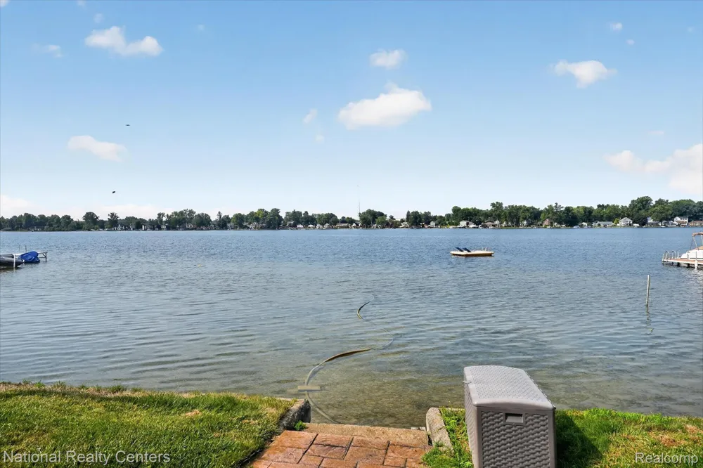560 Black Oaks Trail Howell City, MI 48843