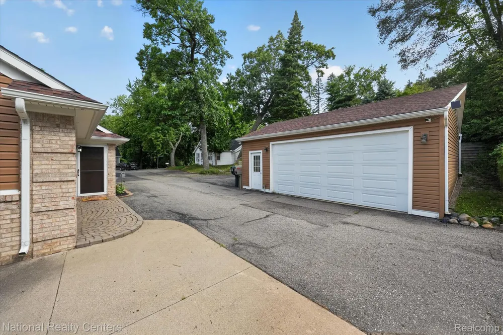 560 Black Oaks Trail Howell City, MI 48843