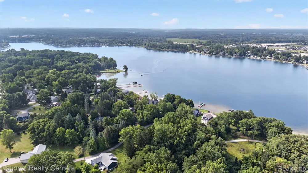 560 Black Oaks Trail Howell City, MI 48843