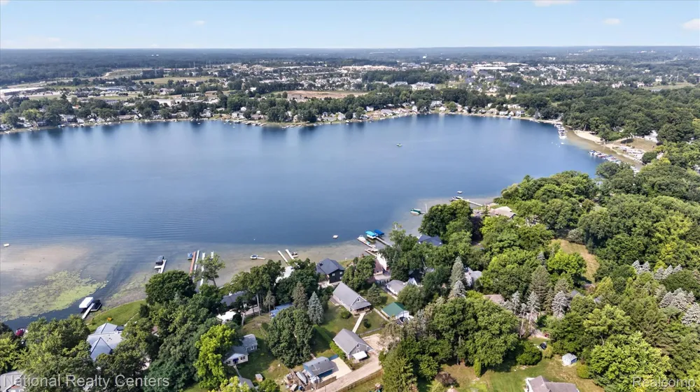 560 Black Oaks Trail Howell City, MI 48843