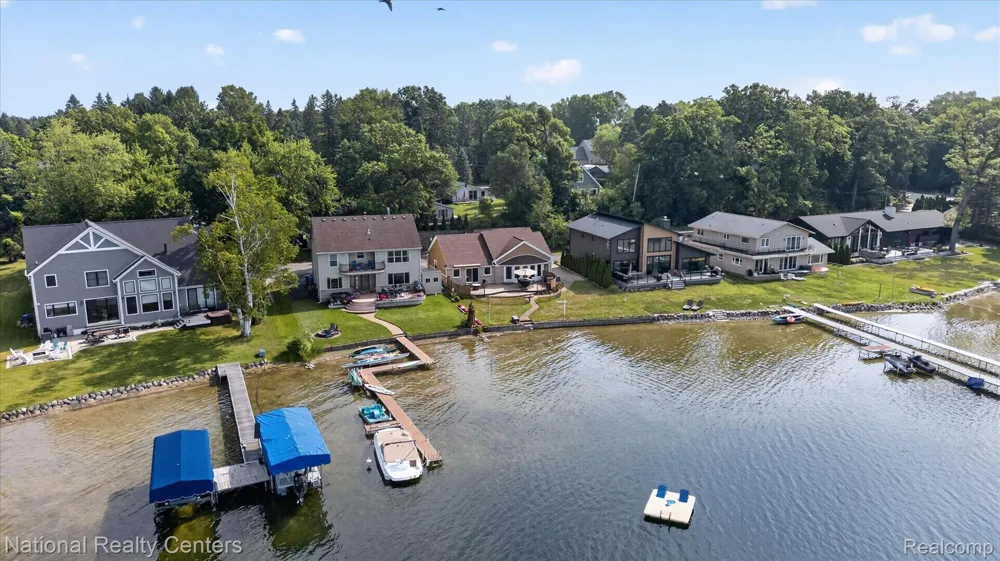 560 Black Oaks Trail Howell City, MI 48843