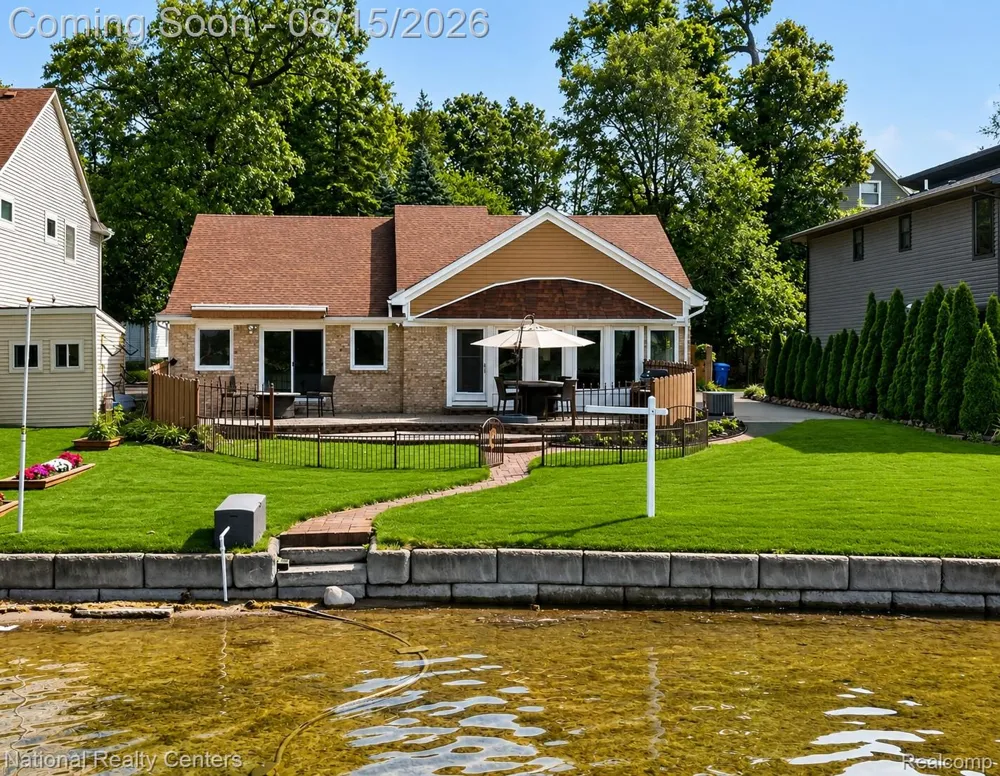560 Black Oaks Trail Howell City, MI 48843