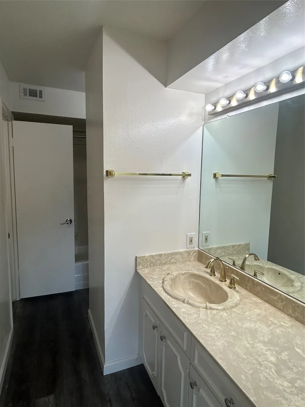 5014 Les Chateaux Drive #230 Dallas, TX 75235