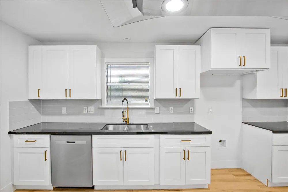 615 S 7th Street La Porte, TX 77571