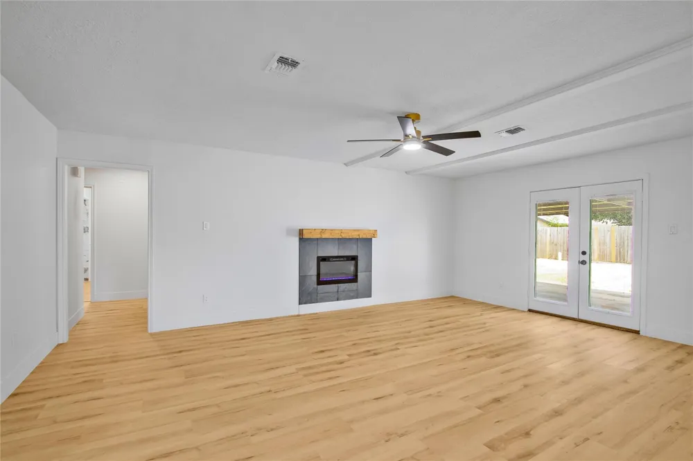 615 S 7th Street La Porte, TX 77571