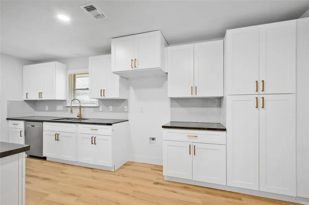615 S 7th Street La Porte, TX 77571