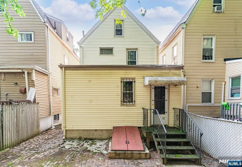 800 S 15th Street Newark, NJ 07108