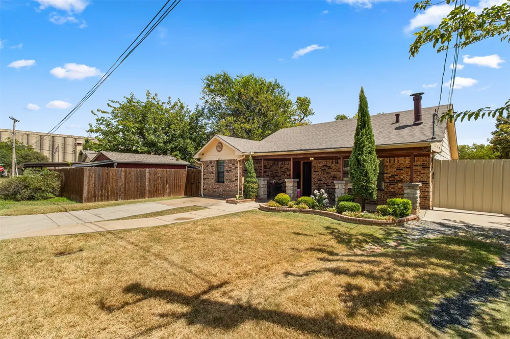 207 Washington Avenue Saginaw, TX 76179