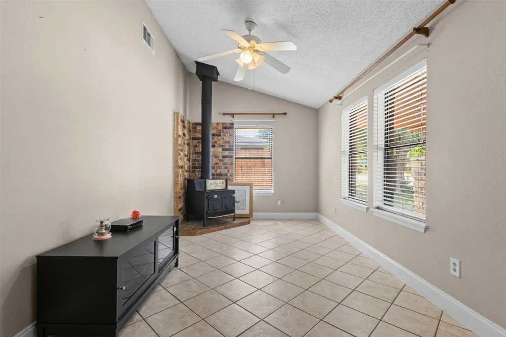 207 Washington Avenue Saginaw, TX 76179