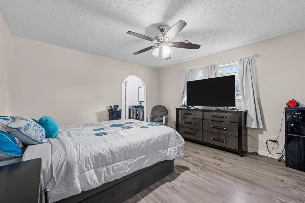 129 Texas Avenue Hewitt, TX 76643