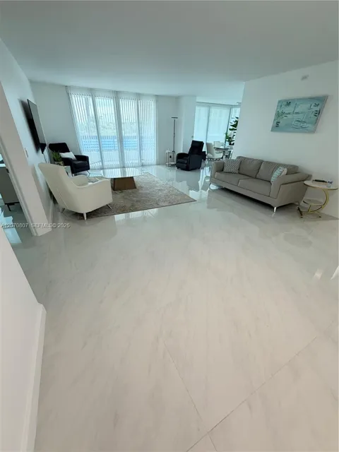 3500 Mystic Pointe Dr #405