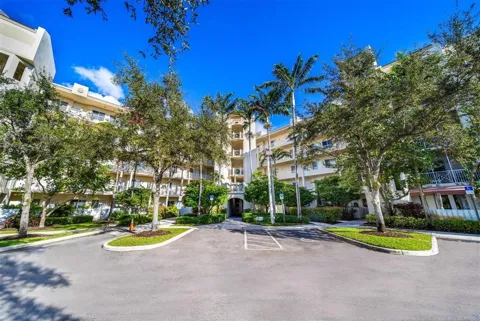 3600 OAKS CLUBHOUSE #404