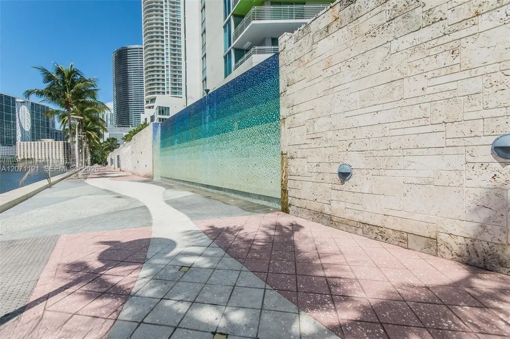 335 S Biscayne Blvd #1500 Miami, FL 33131