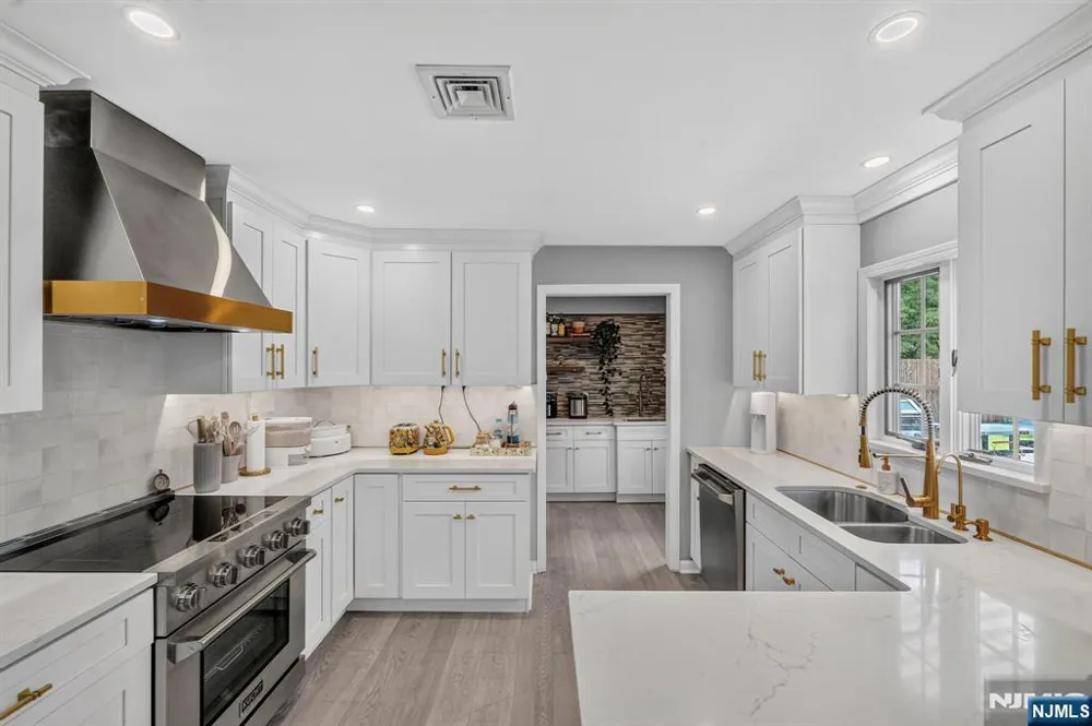 392 Monroe Avenue Wyckoff, NJ 07481