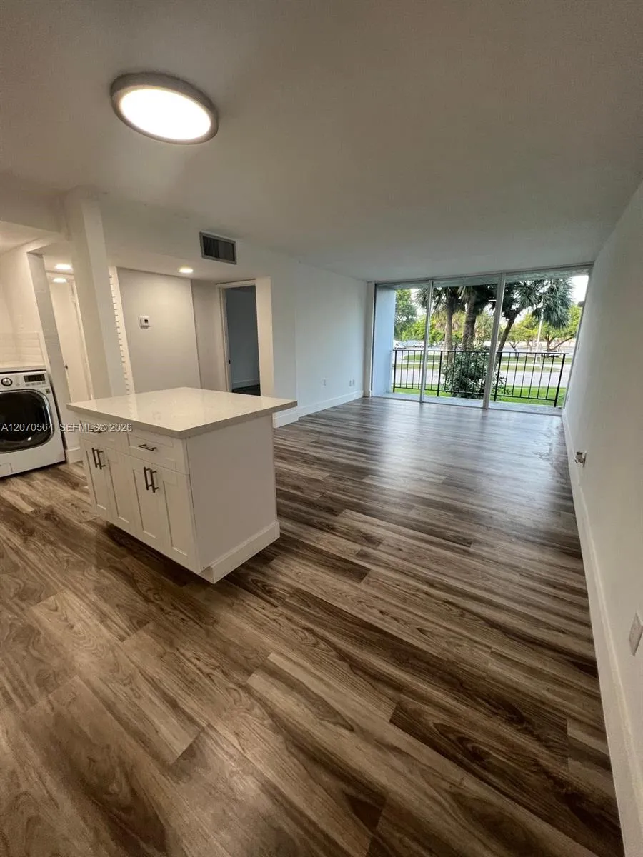310 Fontainebleau Blvd #204 Miami, FL 33172