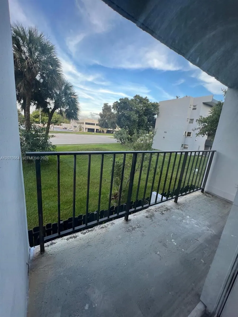 310 Fontainebleau Blvd #204 Miami, FL 33172