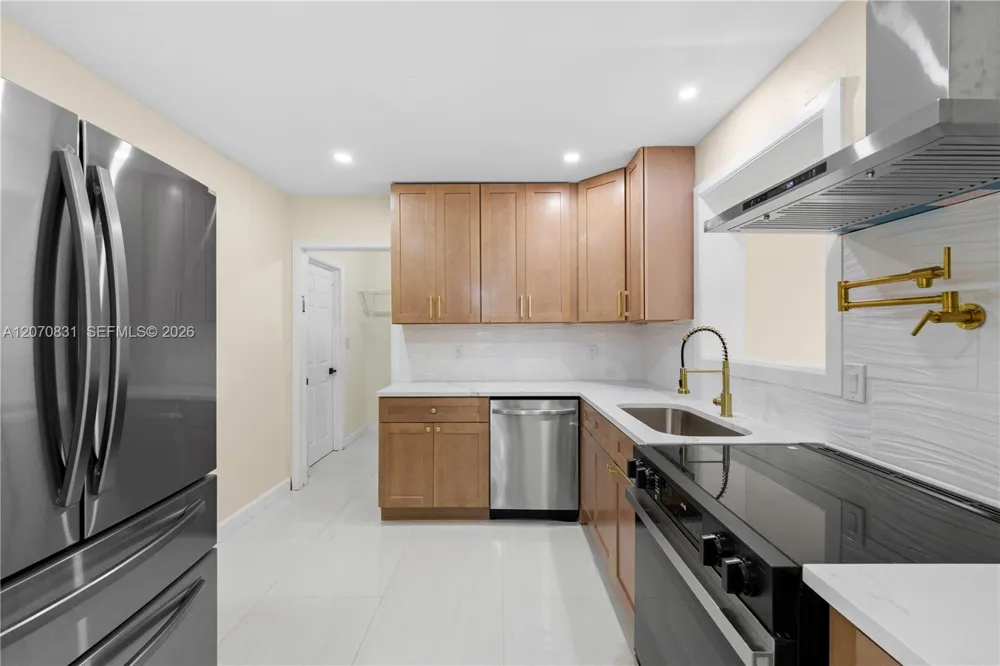 3561 NW 41st St Lauderdale Lakes, FL 33309