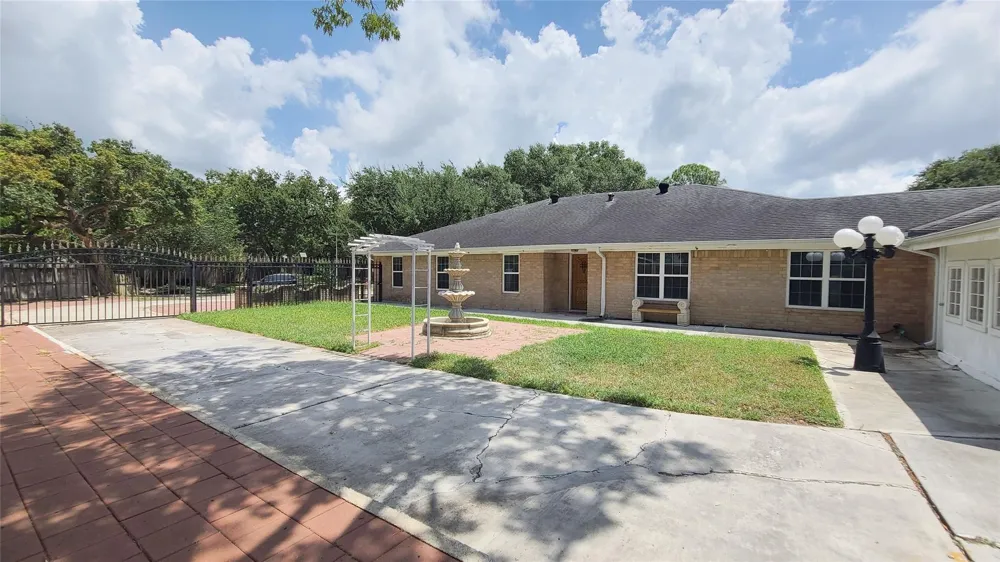 902 Ashford Parkway Houston, TX 77077