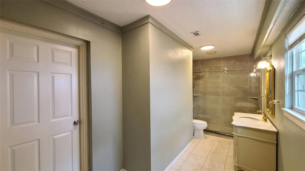 902 Ashford Parkway Houston, TX 77077