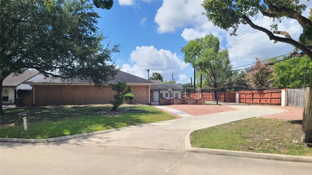 902 Ashford Parkway Houston, TX 77077