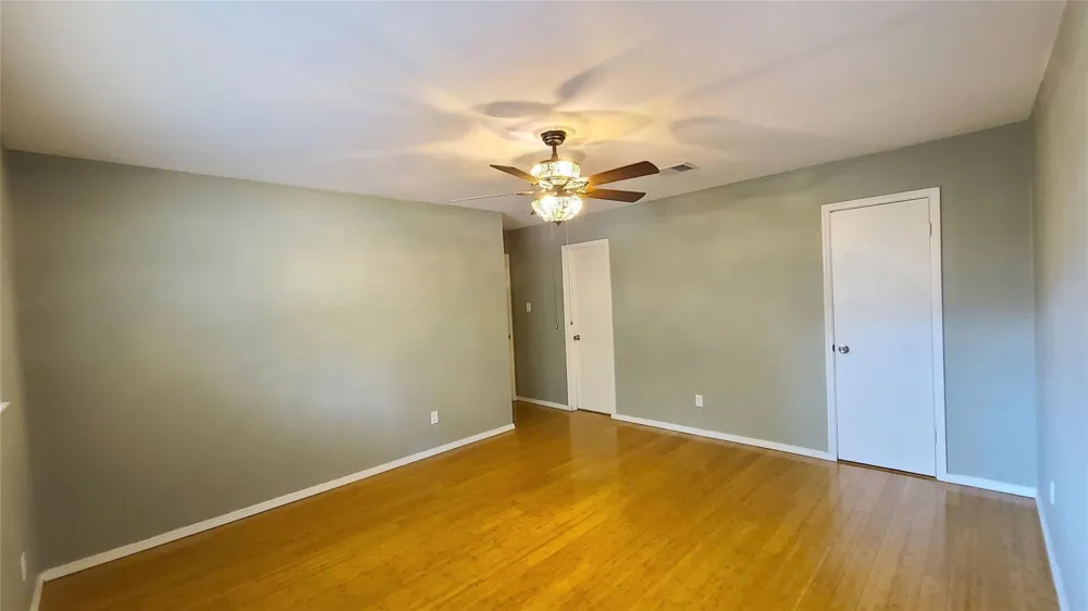 902 Ashford Parkway Houston, TX 77077