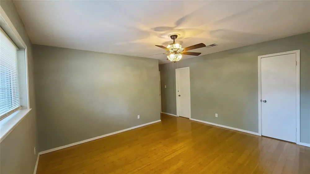 902 Ashford Parkway Houston, TX 77077