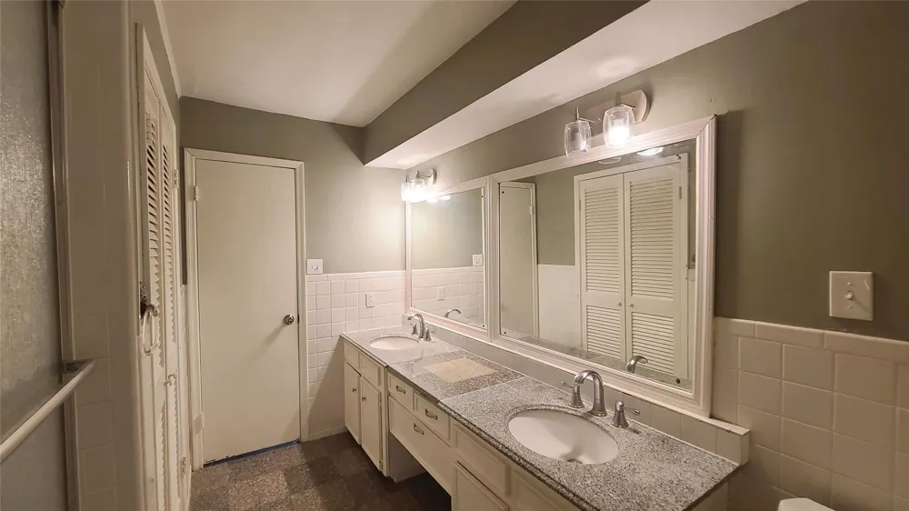 902 Ashford Parkway Houston, TX 77077