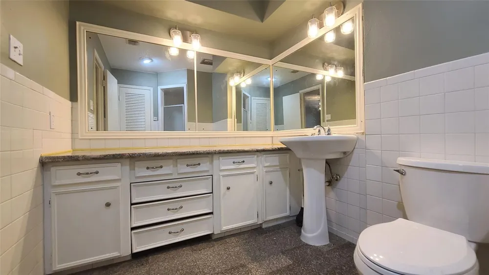 902 Ashford Parkway Houston, TX 77077