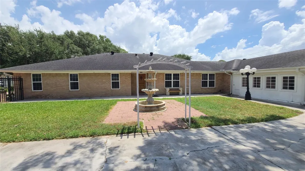 902 Ashford Parkway Houston, TX 77077