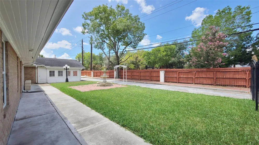 902 Ashford Parkway Houston, TX 77077