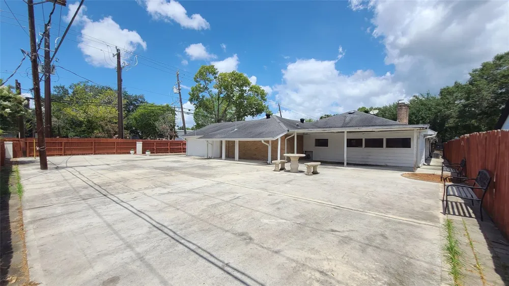 902 Ashford Parkway Houston, TX 77077