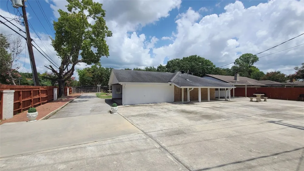 902 Ashford Parkway Houston, TX 77077