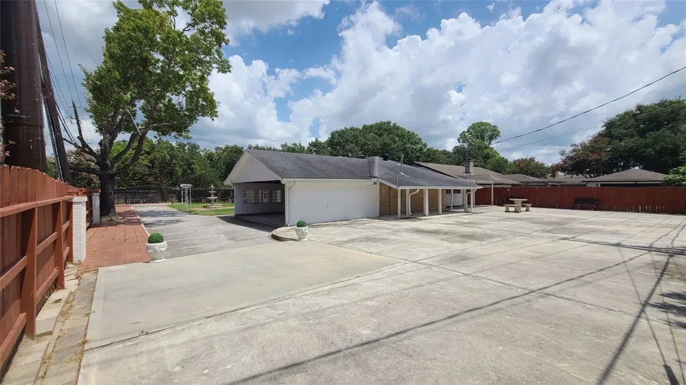 902 Ashford Parkway Houston, TX 77077