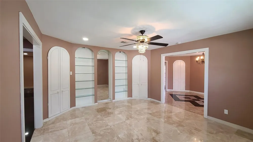 902 Ashford Parkway Houston, TX 77077