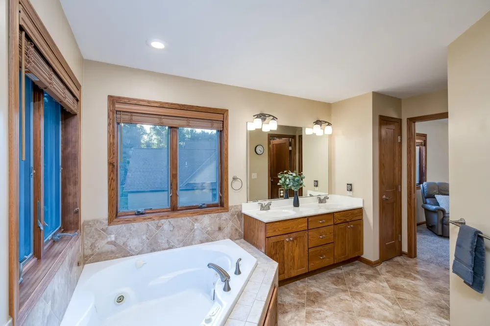 113 Oak Marsh Drive Mankato, MN 56001