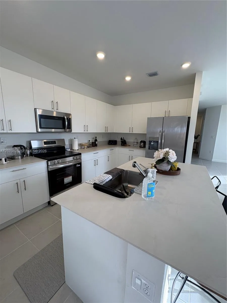 2409 SE 28th St Homestead, FL 33035