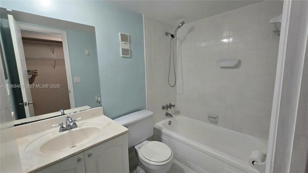 9230 Lagoon Pl #310 Davie, FL 33324