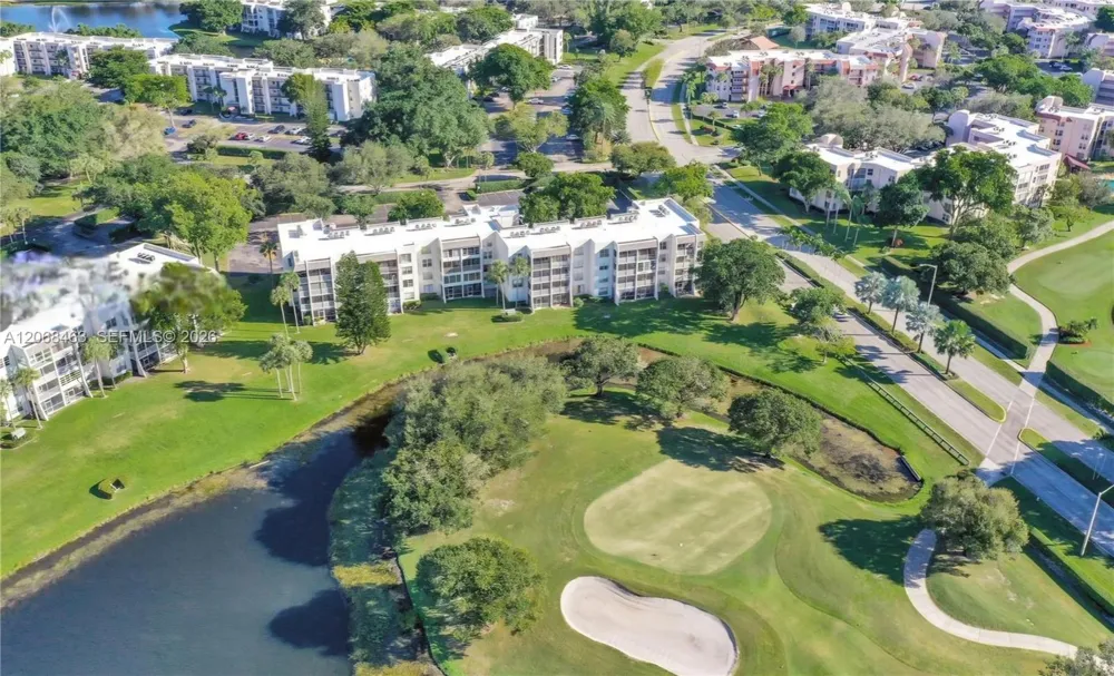 9230 Lagoon Pl #310 Davie, FL 33324