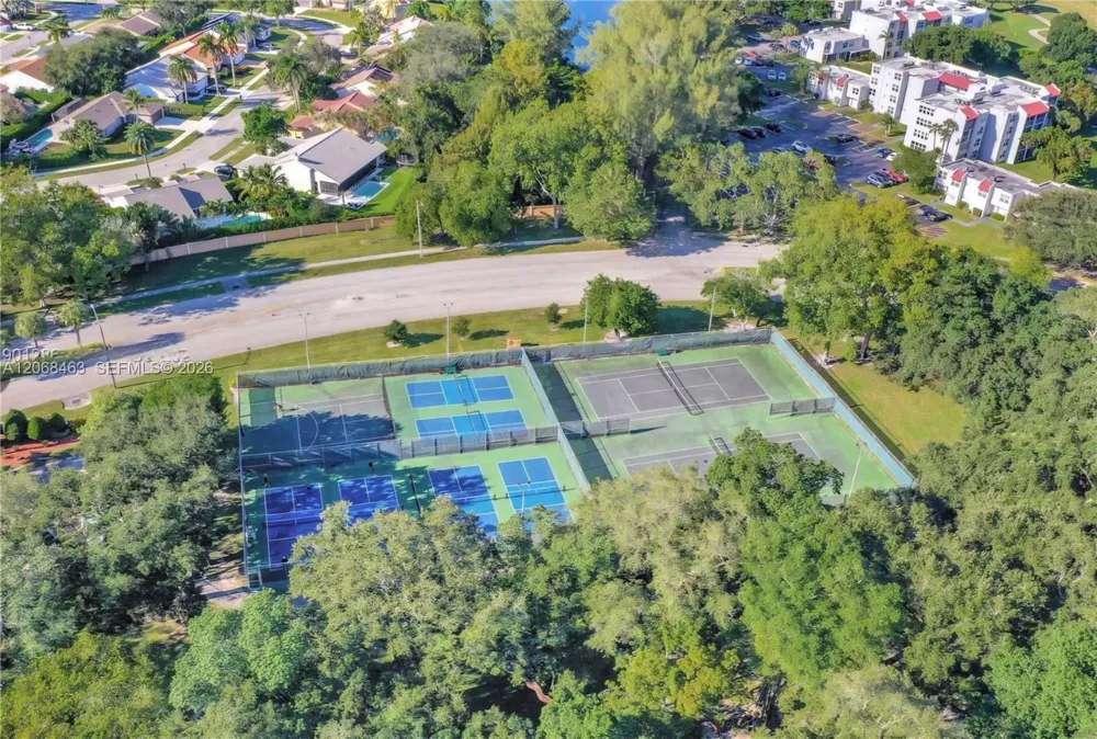 9230 Lagoon Pl #310 Davie, FL 33324