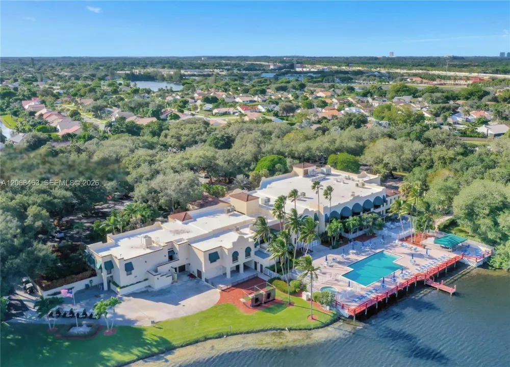 9230 Lagoon Pl #310 Davie, FL 33324