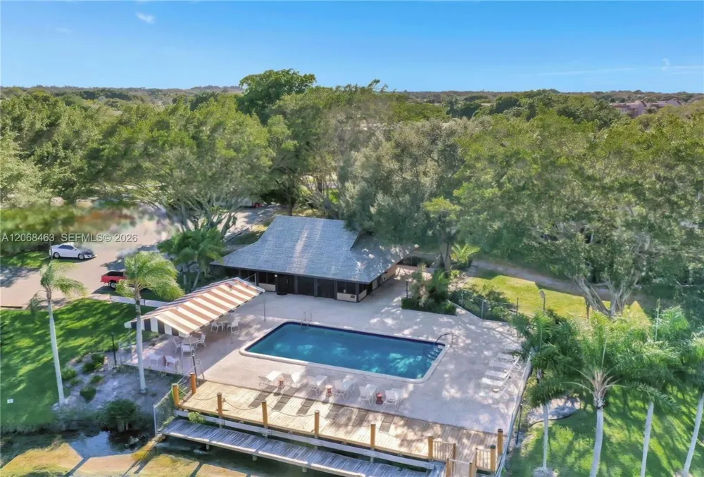 9230 Lagoon Pl #310 Davie, FL 33324